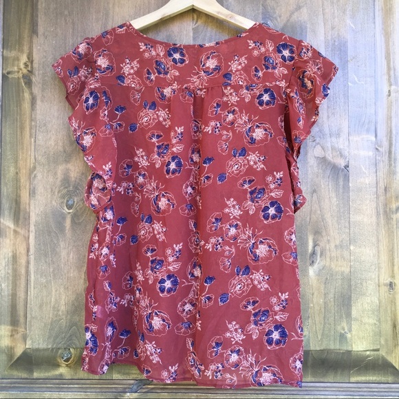 Women's size medium flutter sleeve blouse 🌼 - Picture 3 of 3